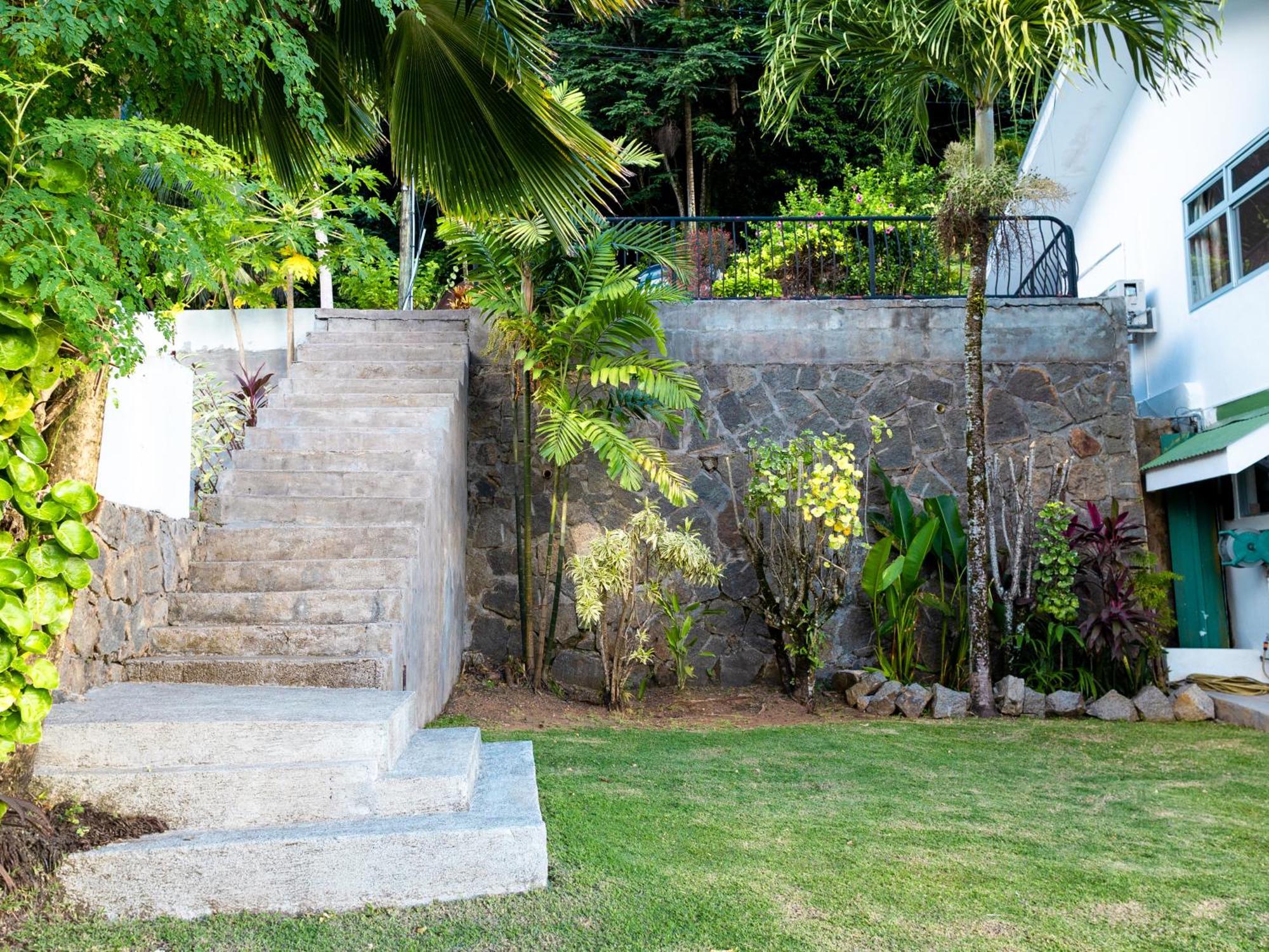 Bottle Palm Villa Victoria Exterior photo